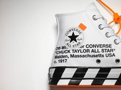 Ratusan Orang Antre Sneakers Off-White x Converse Rp 2,7 Juta di Jakarta