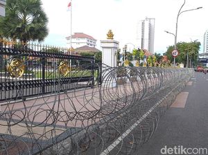 Ada Demo Tolak UU TNI di Grahadi, Polisi Lakukan Rekayasa Lalu Lintas Ada Demo Tolak UU TNI di Grahadi, Polisi Lakukan Rekayasa Lalu Lintas