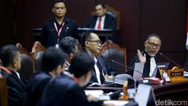 Tim Prabowo Juga Kutip Pendapat Yusril dan Hakim Konstitusi Saldi Isra Tim Prabowo Juga Kutip Pendapat Yusril dan Hakim Konstitusi Saldi Isra