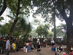 Mengais Rezeki di Tengah Kerumunan Massa MK