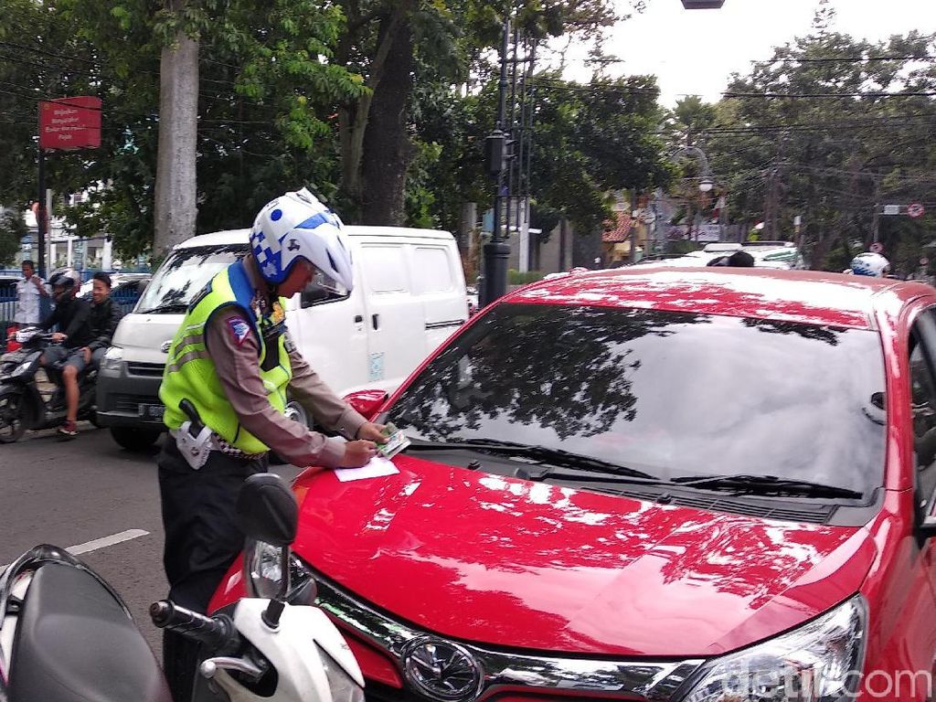 Petugas Gembosi-Cabut Pentil Kendaraan Parkir Liar di Bandung Petugas Gembosi-Cabut Pentil Kendaraan Parkir Liar di Bandung
