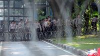 Kawat Berduri Amankan Area Sekitar Gedung MK