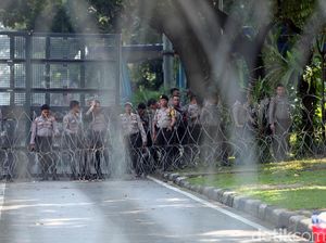 Kawat Berduri Amankan Area Sekitar Gedung MK Kawat Berduri Amankan Area Sekitar Gedung MK