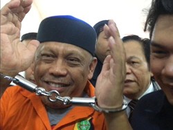 Tangan Diborgol, Eggi Sudjana Keluar dari Sel untuk Diperiksa Kembali