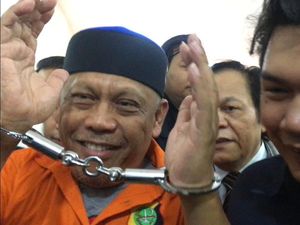 Tangan Diborgol, Eggi Sudjana Keluar dari Sel untuk Diperiksa Kembali Tangan Diborgol, Eggi Sudjana Keluar dari Sel untuk Diperiksa Kembali