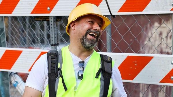 Tukang Bangunan Buktikan Bisa Jadi Influencer, Kini Punya 400 Ribu Followers