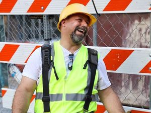 Tukang Bangunan Buktikan Bisa Jadi Influencer, Kini Punya 400 Ribu Followers