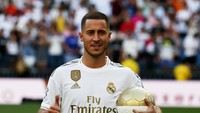 Hazard kemudian menyapa Madridista yang sudah menantinya di stadion. (Foto: Sergio Perez/REUTERS)