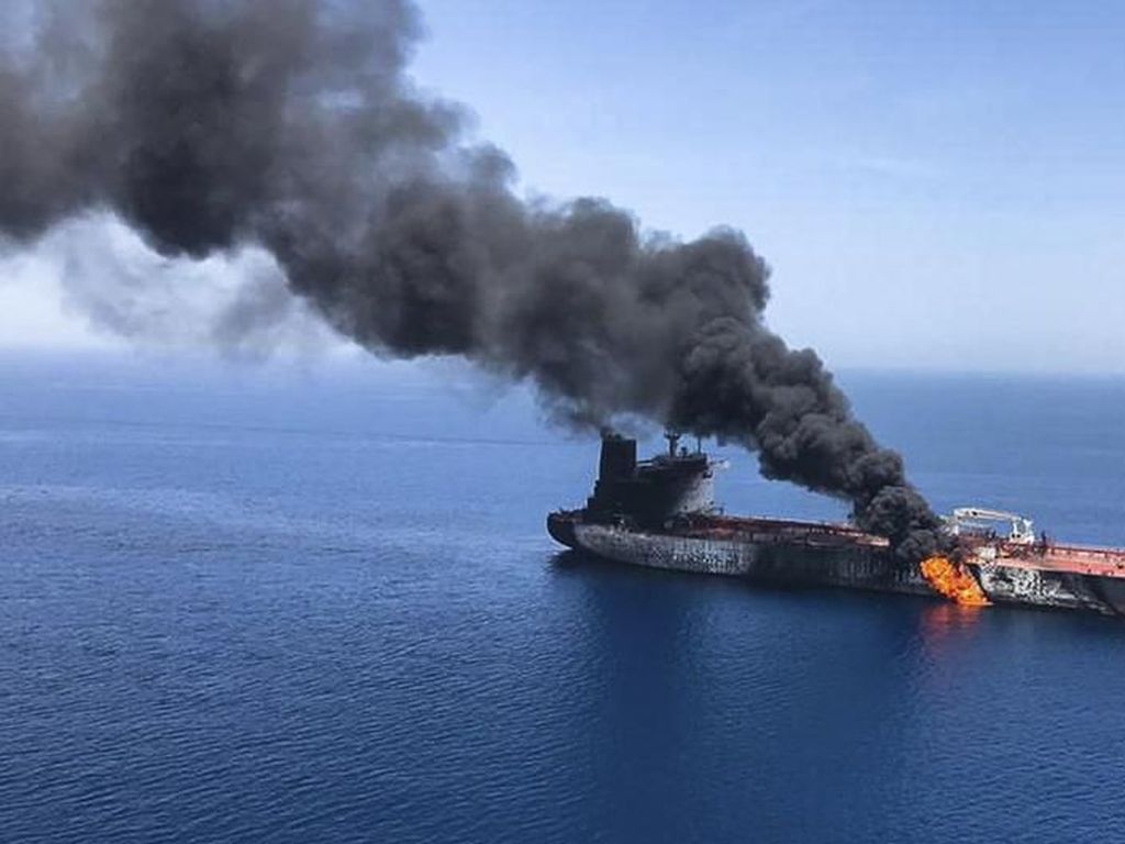 Inggris Salahkan Iran Atas Serangan ke 2 Kapal Minyak di Teluk Oman