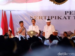 Absen Saat Kampanye, Jokowi Kini Kembali Bagi-bagi Sepeda ke Warga