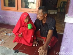 Potret Bocah SD di Lamongan Setahun Rawat Ayahnya yang Lumpuh