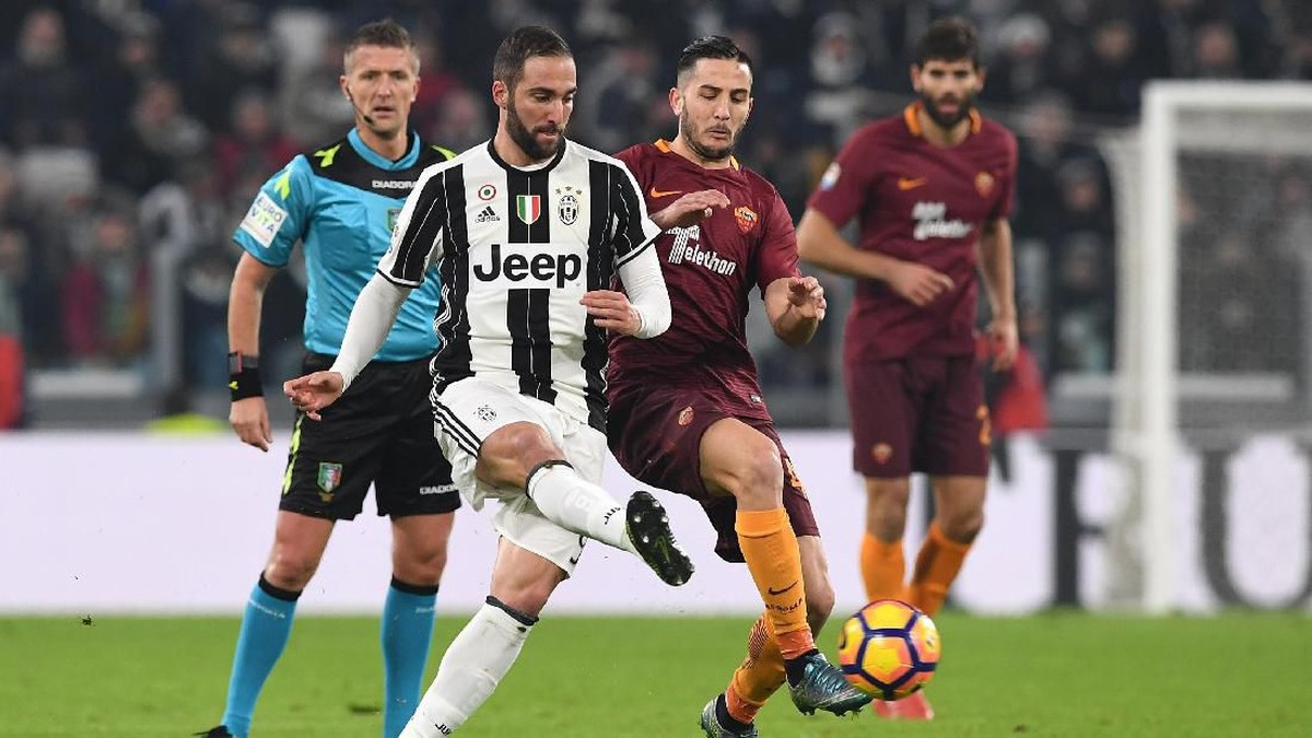 Juventus kabarnya ingin menukar Gonzalo Higuain dengan Kostas Manolas (Foto: Valerio Pennicino/Getty Images)