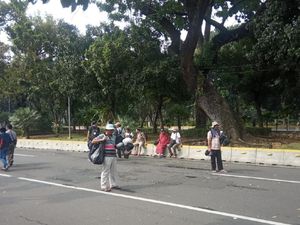 Dagangan Ini Jadi Buruan Massa Aksi di Dekat Gedung MK