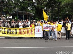 Massa Kawal Sidang Sengketa Pilpres di MK Berdatangan ke Patung Kuda