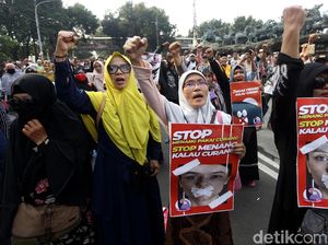 Massa Kawal Sidang Sengketa Pilpres 2019 Orasi di Patung Kuda Massa Kawal Sidang Sengketa Pilpres 2019 Orasi di Patung Kuda