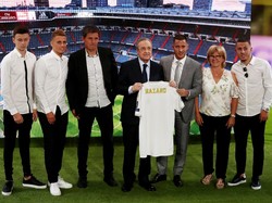 Hazard membawa serta keluarganya, termasuk dua saudaranya yang juga pesepakbola: Thorgan Hazard dan Kylian Hazard. Tapi tak tampak istrinya yakni Natacha Van Honacker dan anak-anaknya. Hazard memang dikenal cukup ketat soal kehidupan pribadinya. (Foto: Sergio Perez/REUTERS)