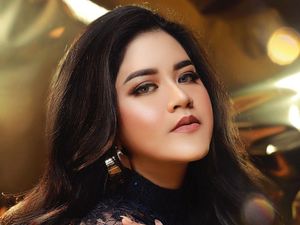 Ketika Kahiyang & dr Irene Dipeluk Ular Boa Raksasa