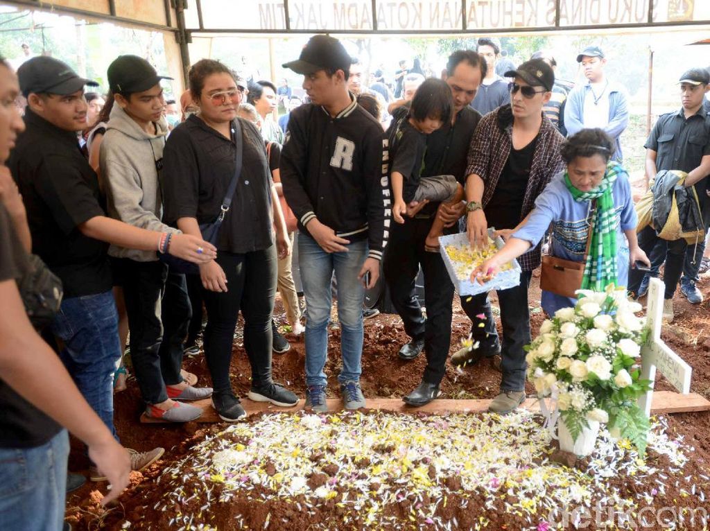 Mendiang Robby Sugara Tak Paksa Anak Ikuti Jejak Jadi Artis Mendiang Robby Sugara Tak Paksa Anak Ikuti Jejak Jadi Artis