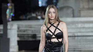 Foto: Gigi Hadid Hingga Joan Smalls Reunian di Catwalk, Lihat Gaya Seksinya