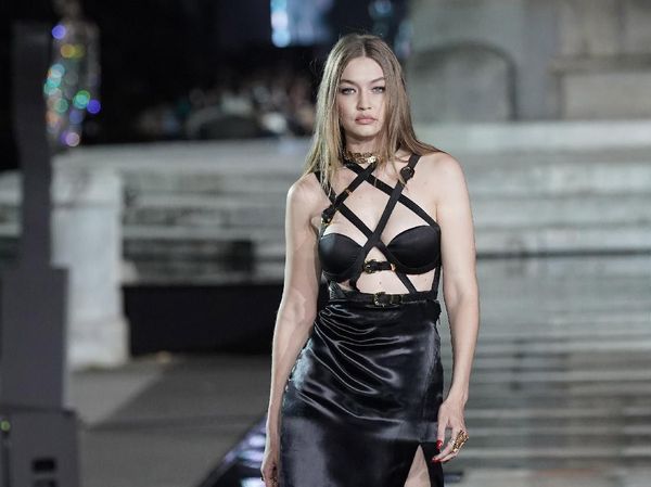Foto: Gigi Hadid Hingga Joan Smalls Reunian di Catwalk, Lihat Gaya Seksinya
