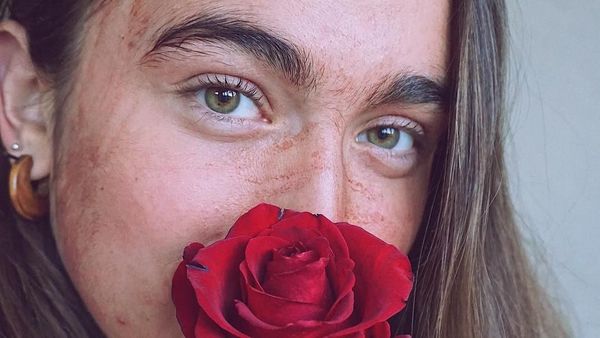 Begini Tampilan Wajah Wanita yang Sering Maskeran dengan Darah Menstruasi