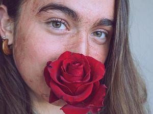 Begini Tampilan Wajah Wanita yang Sering Maskeran dengan Darah Menstruasi