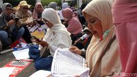 Massa Emak-emak Kompak Baca Alquran di Depan MK