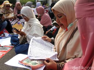 Massa Emak-emak Kompak Baca Alquran di Depan MK Massa Emak-emak Kompak Baca Alquran di Depan MK