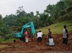 Mau Bantu Petani, Seorang Warga Agam Buka Jalan Sepanjang 5 Km