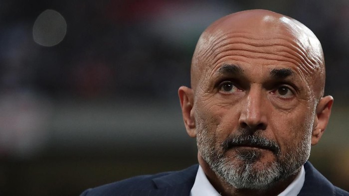 MILAN, ITALY - MAY 26:  FC Internazionale coach Luciano Spalletti looks on during the Serie A match between FC Internazionale and Empoli FC at Stadio Giuseppe Meazza on May 26, 2019 in Milan, Italy.  (Photo by Emilio Andreoli/Getty Images)