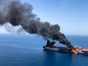 AS Perlihatkan Video Tentara Iran Pindahkan Ranjau dari Tanker di Teluk Oman AS Perlihatkan Video Tentara Iran Pindahkan Ranjau dari Tanker di Teluk Oman