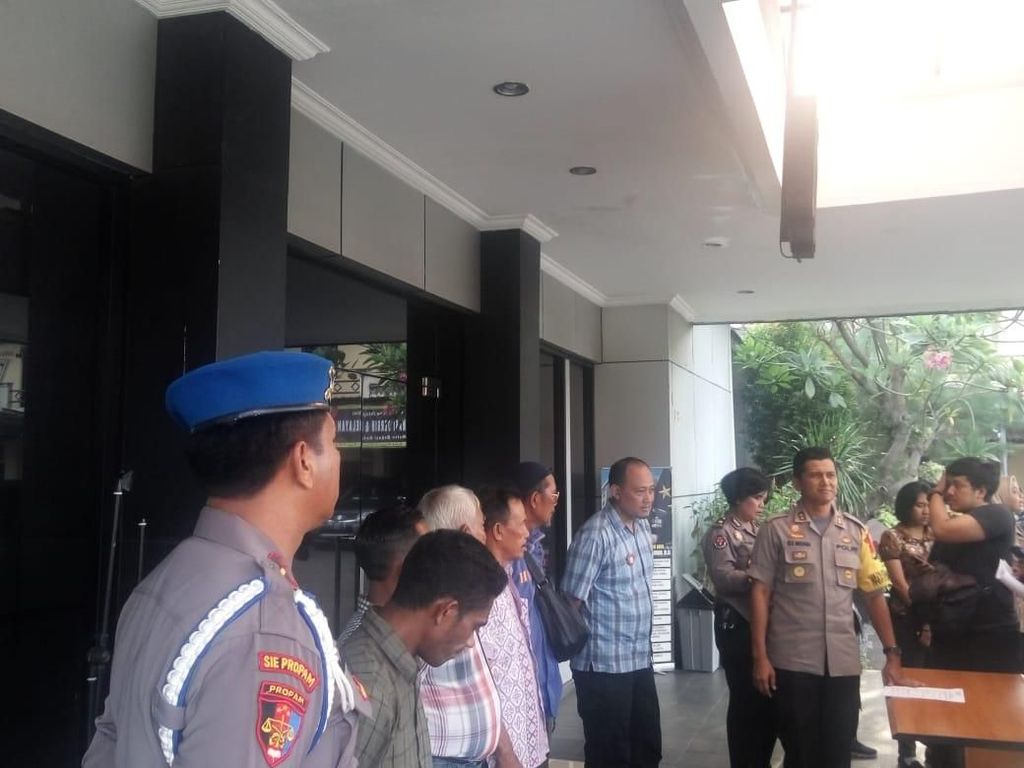 Janjikan Urus SIM Rp 800 Ribu Tanpa Tes, 5 Calo di Bekasi Diciduk Janjikan Urus SIM Rp 800 Ribu Tanpa Tes, 5 Calo di Bekasi Diciduk
