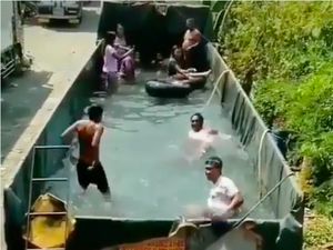 Saat Bak Truk Dibuat Kolam Renang Dadakan