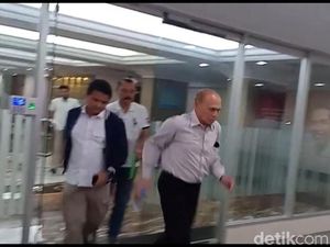 Usai Diperiksa Polisi, Kivlan Zen Berlari Hindari Wartawan Usai Diperiksa Polisi, Kivlan Zen Berlari Hindari Wartawan