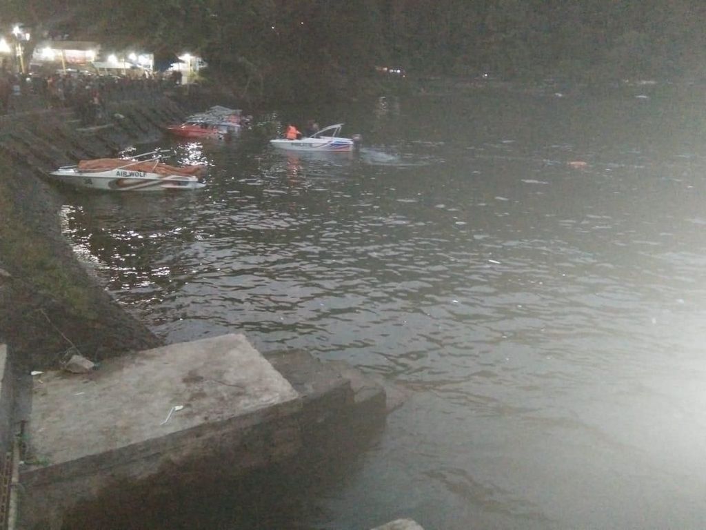Seorang Pria Tewas Terpeleset di Telaga Sarangan Magetan Seorang Pria Tewas Terpeleset di Telaga Sarangan Magetan
