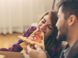 Sering Ambil Makanan Kekasih Jadi Sifat Wanita yang Tak Disukai Pria