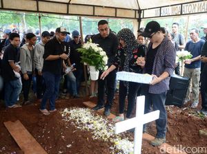 Ketegaran Sang Istri Antar Robby Sugara ke Pusara Ketegaran Sang Istri Antar Robby Sugara ke Pusara