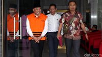 Senyum Cerah Bupati Nonaktif Jepara Saat Diperiksa KPK