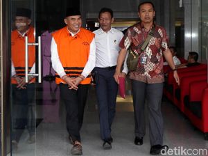Senyum Cerah Bupati Nonaktif Jepara Saat Diperiksa KPK Senyum Cerah Bupati Nonaktif Jepara Saat Diperiksa KPK