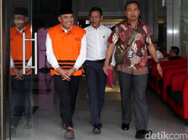 Senyum Cerah Bupati Nonaktif Jepara Saat Diperiksa KPK