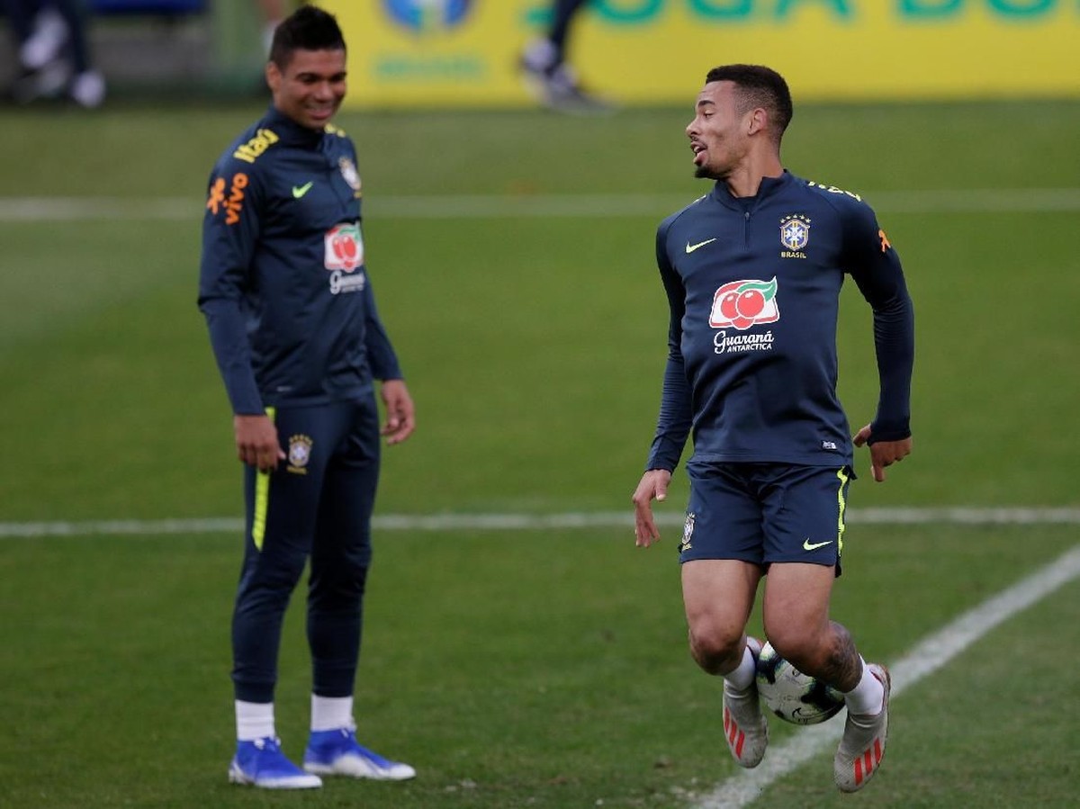 Pemain Timnas Brasil, Casemiro dan Gabriel Jesus, dalam satu sesi latihan menjelang Copa America 2019. (Foto: Ricardo Moraes/Reuters)