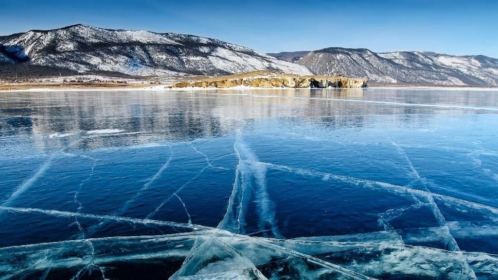 Foto: Danau Tertua Dunia yang Membeku