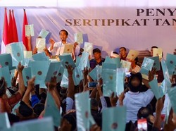 Bagi-bagi Sertifikat Tanah, Jokowi: Tahun Ini Bali Tersertifikat Semua
