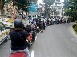 Perlu Dicontoh Nih! Pemotor Tertib Antre Tak Serobot Sana-sini