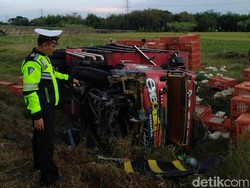 Truk Muat Ayam Terguling di Tol Ngawi, Sopir dan Penumpang Selamat