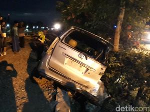KA Gumarang Tabrak MPV di Bojonegoro, Tiga Emak-Emak Selamat KA Gumarang Tabrak MPV di Bojonegoro, Tiga Emak-Emak Selamat