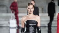 Foto: Irina Shayk Eksis Lagi di Catwalk Setelah Putus dari Bradley Cooper