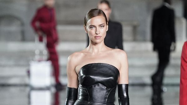 Foto: Irina Shayk Eksis Lagi di Catwalk Setelah Putus dari Bradley Cooper