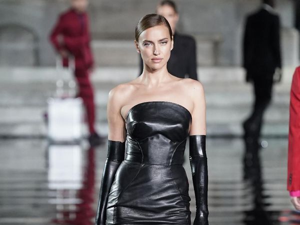 Foto: Irina Shayk Eksis Lagi di Catwalk Setelah Putus dari Bradley Cooper