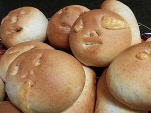 Lucu dan Aneh! Roti Bentuk Panggangan hingga Wajah Manusia